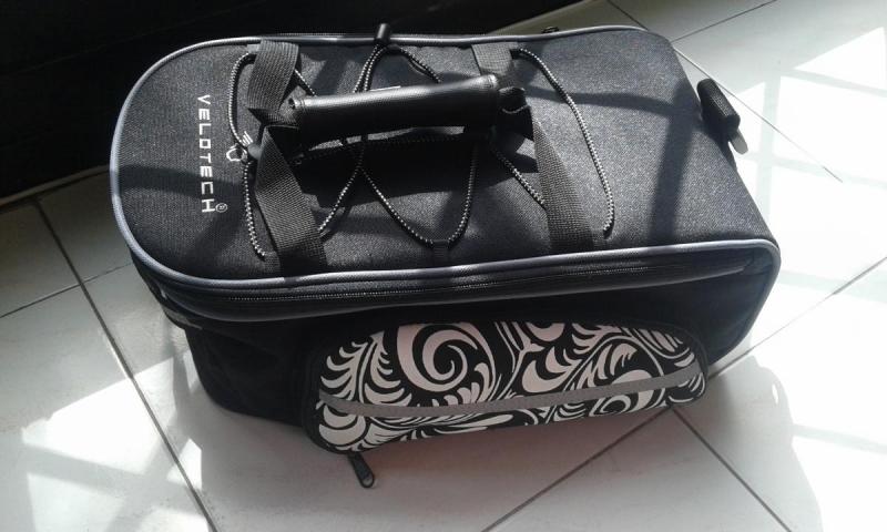 Velotech Class Compact táska csomagtartóra fekete virágos